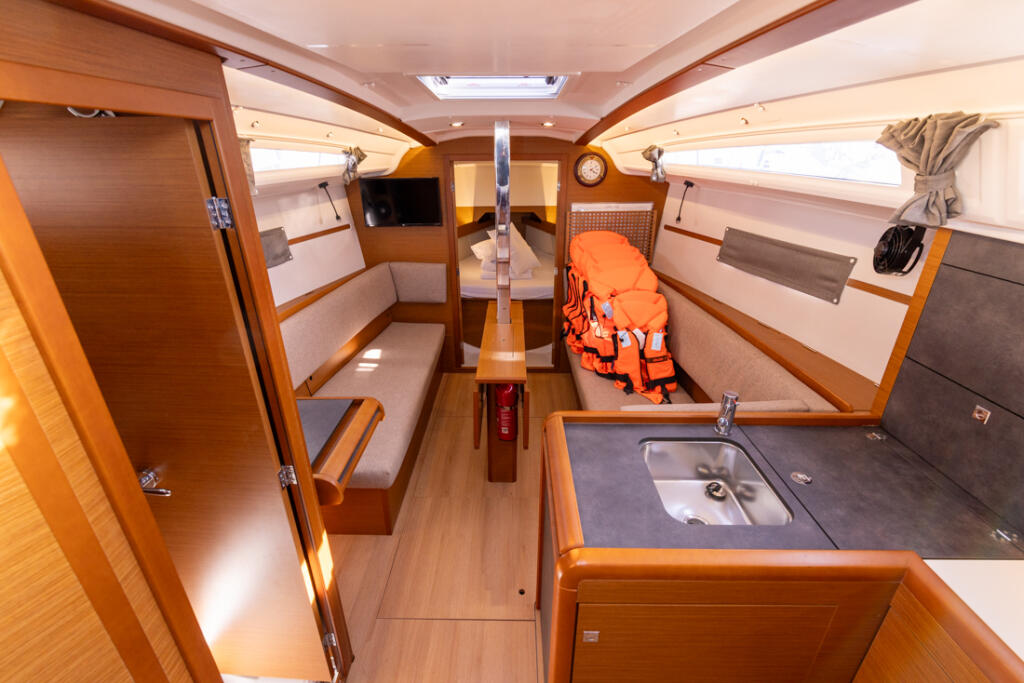 Sailing yacht 