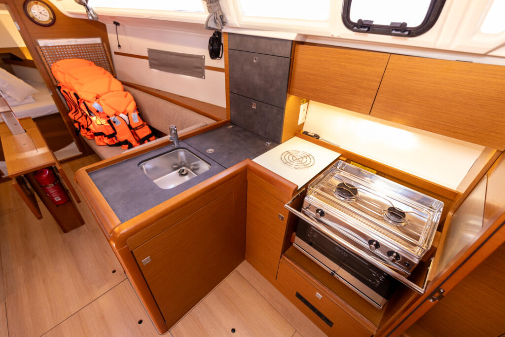 Sailing yacht 