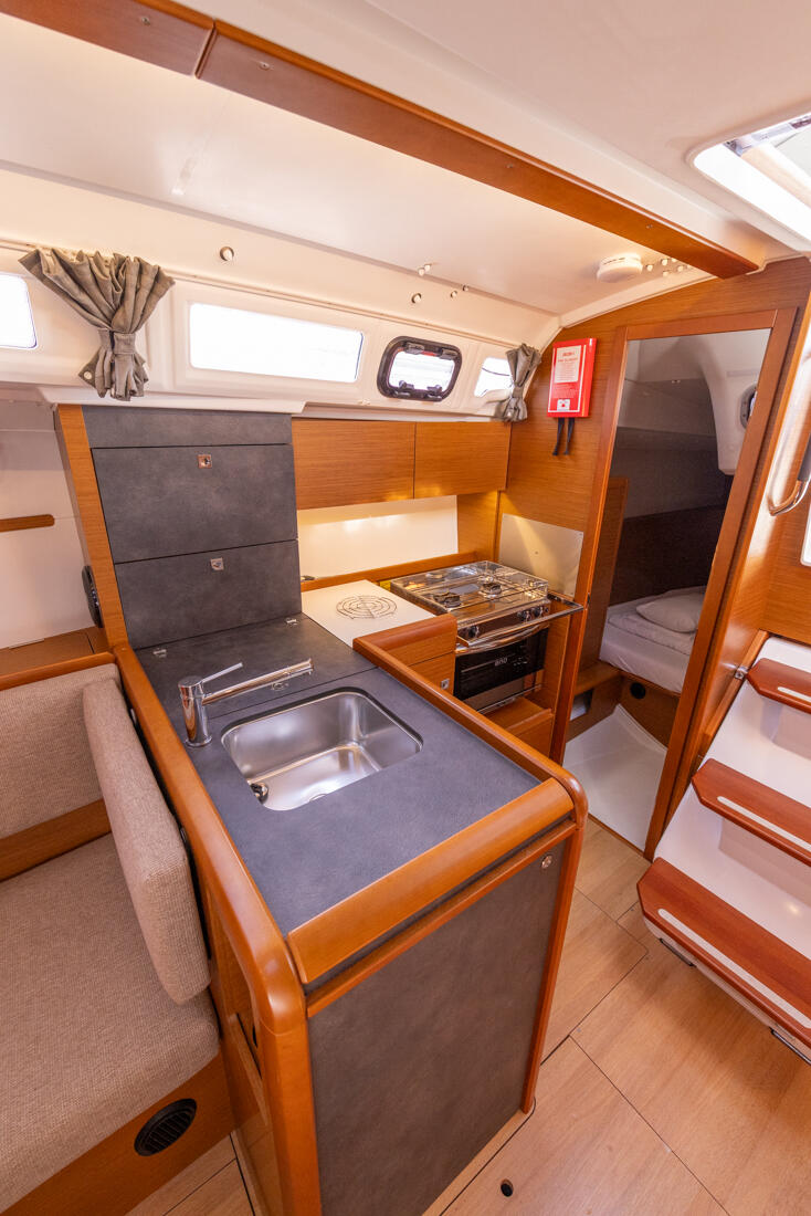 Sailing yacht 