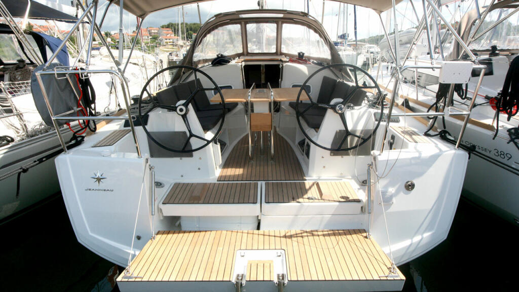 Sailing yacht 