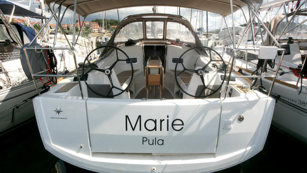 Sailing yacht 