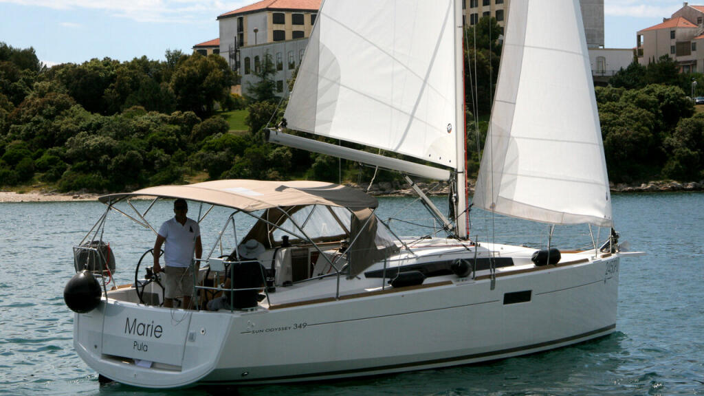 Sailing yacht 