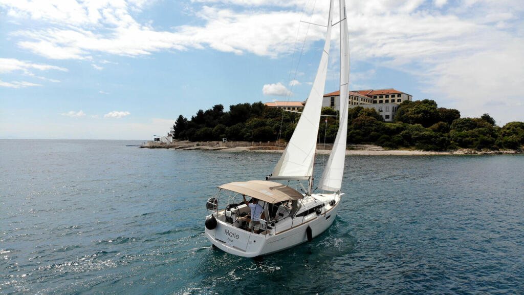 Sailing yacht 