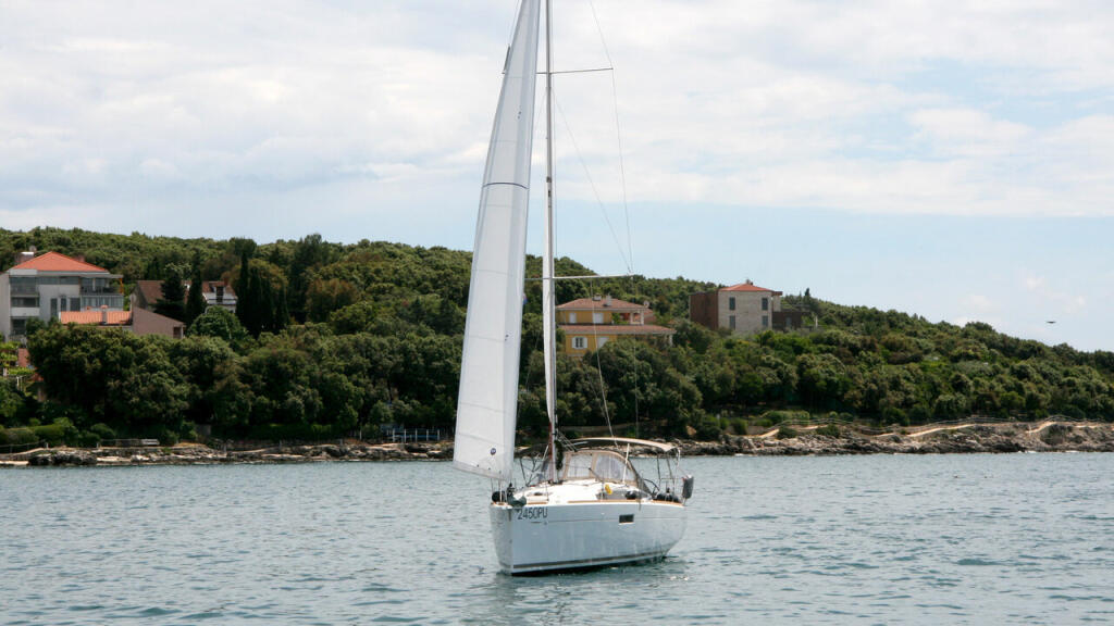 Sailing yacht 