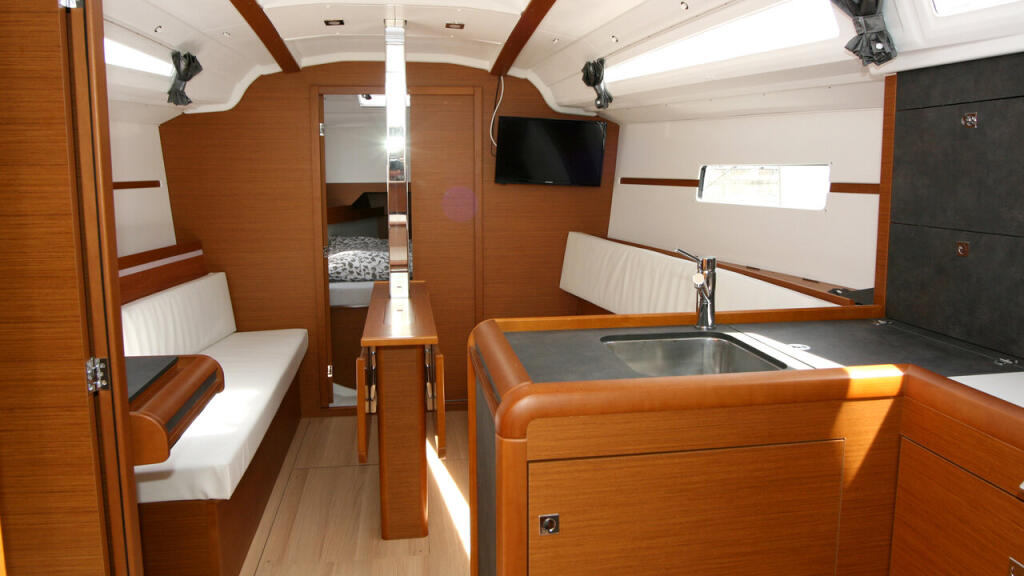 Sailing yacht 