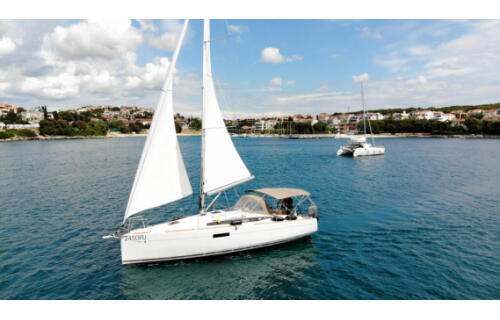 Sailing yacht 
