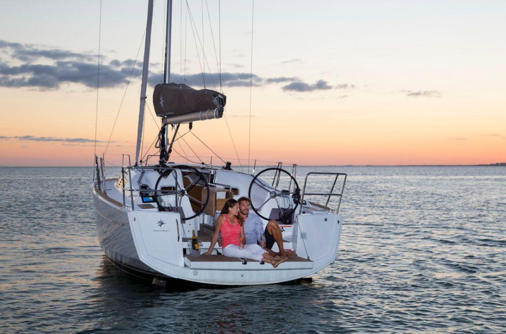Sailing yacht 