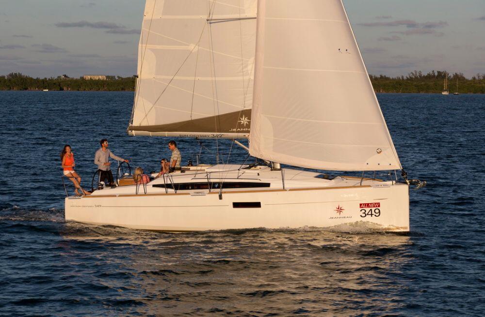 Sailing yacht 