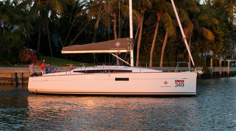 Sailing yacht 