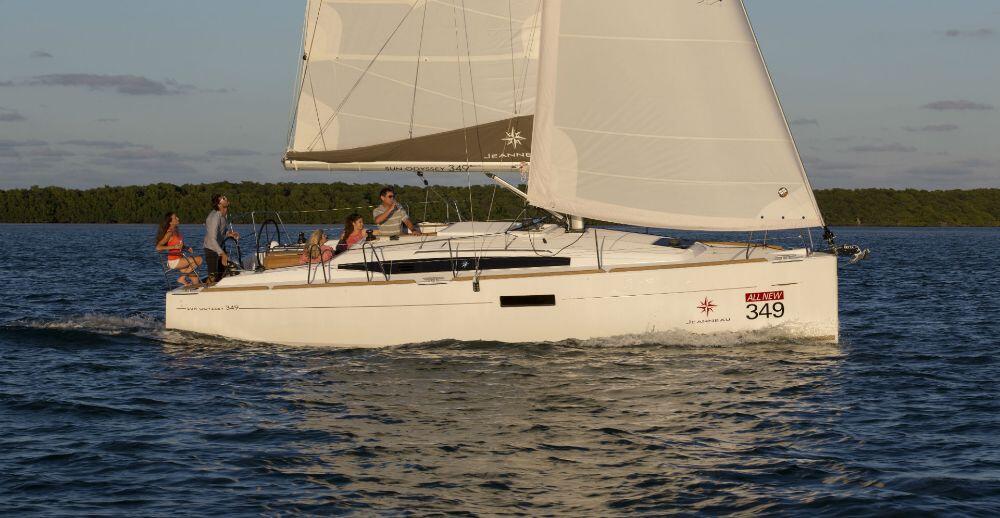 Sailing yacht 