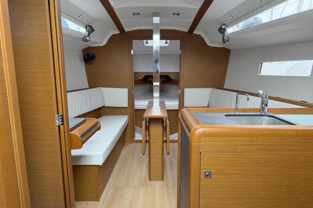Sailing yacht 