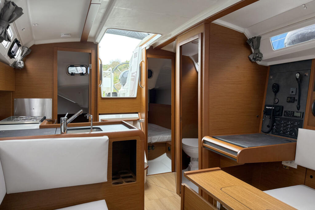 Sailing yacht 