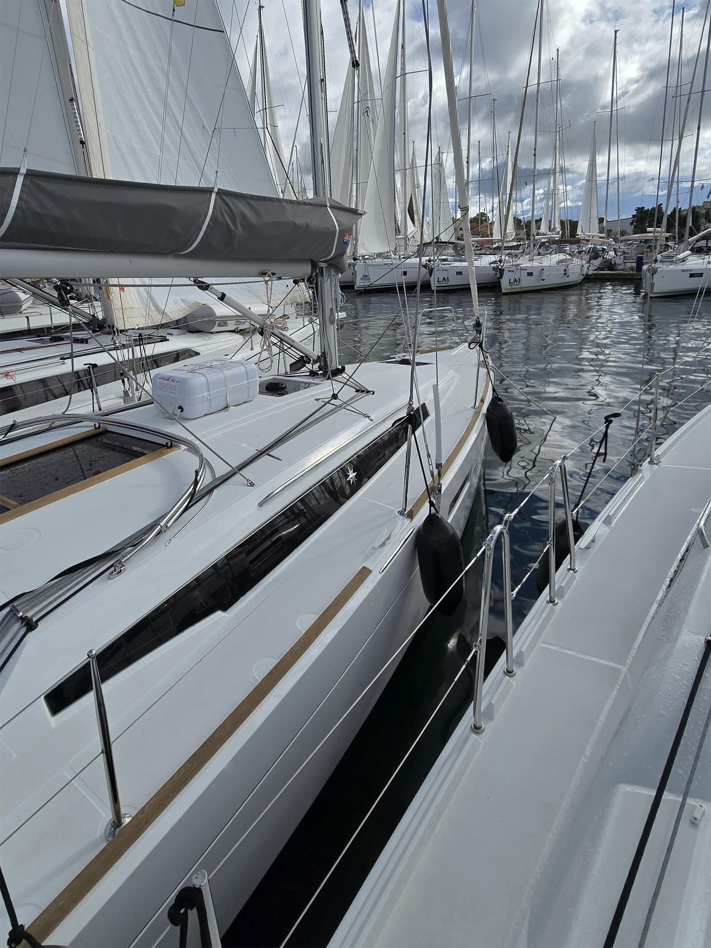 Sailing yacht 
