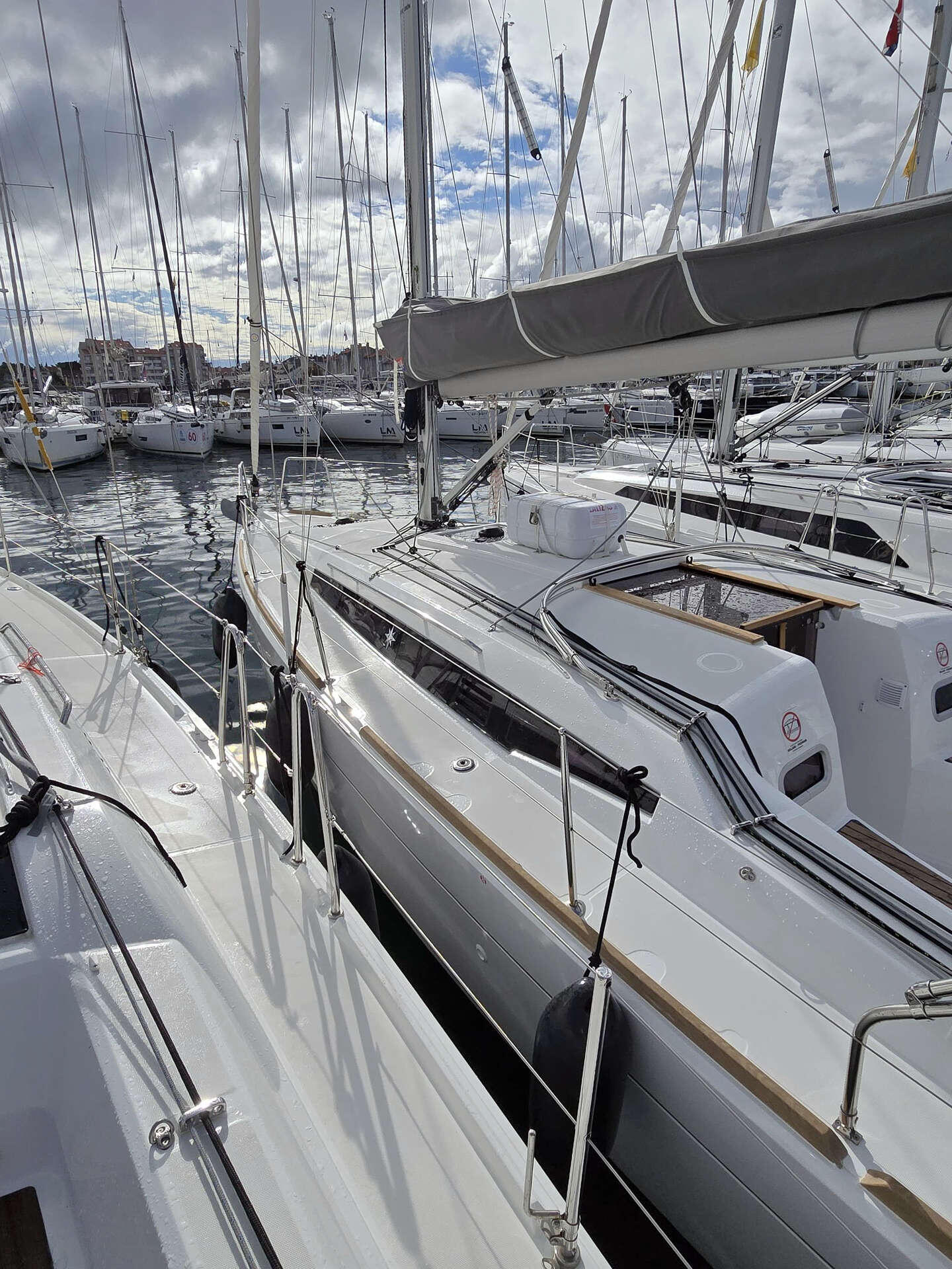 Sailing yacht 