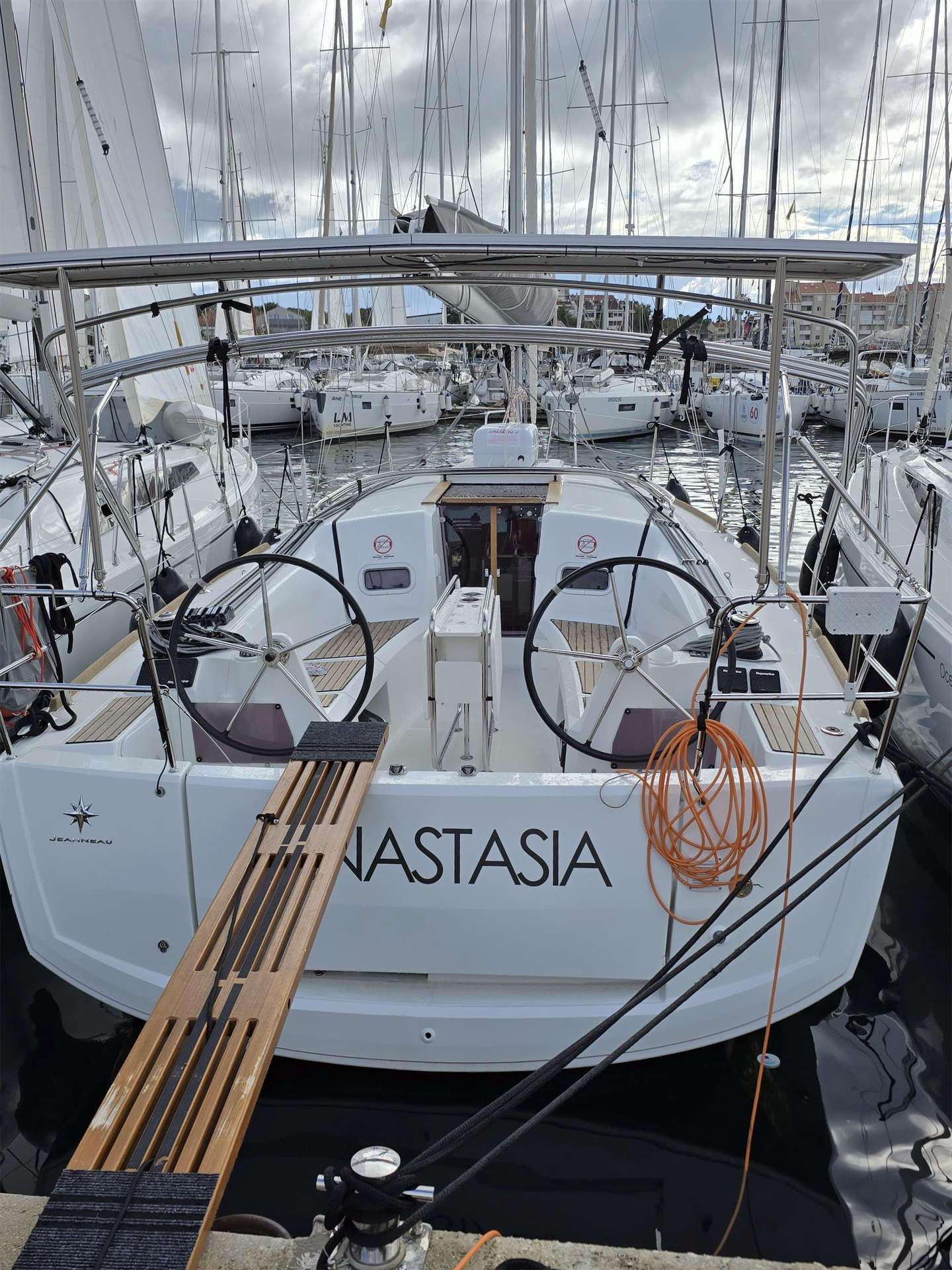 Sailing yacht 