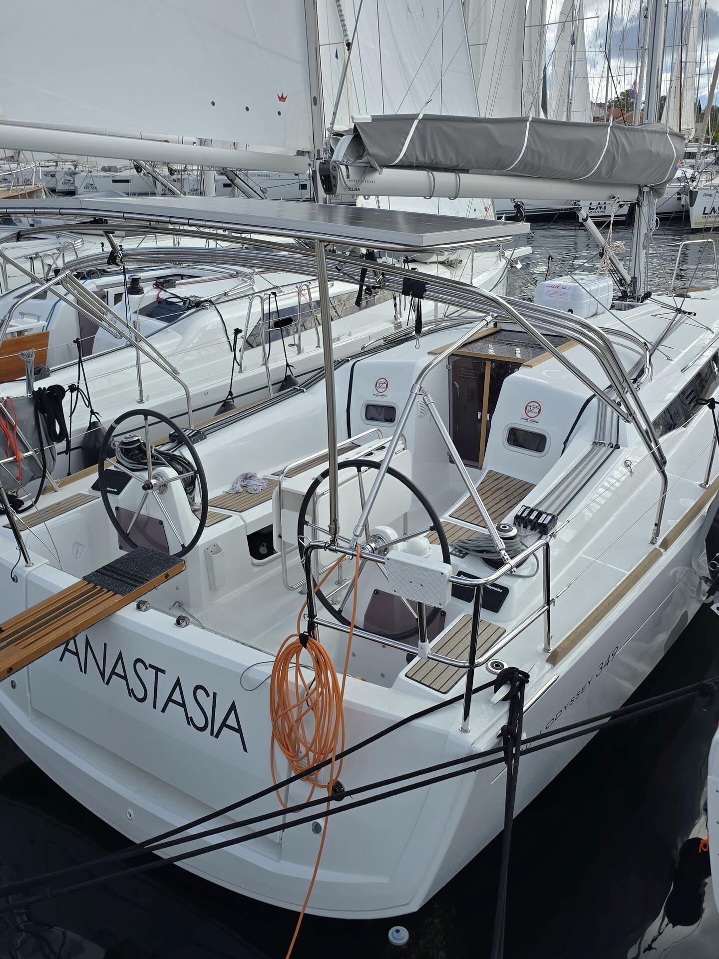 Sailing yacht 