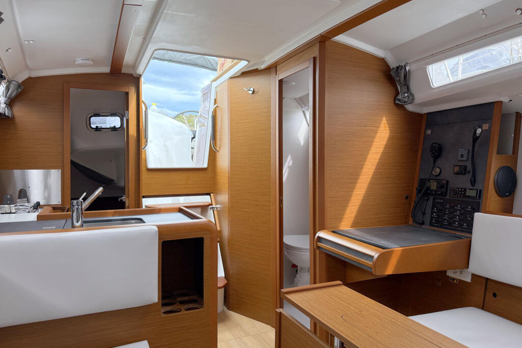 Sailing yacht 