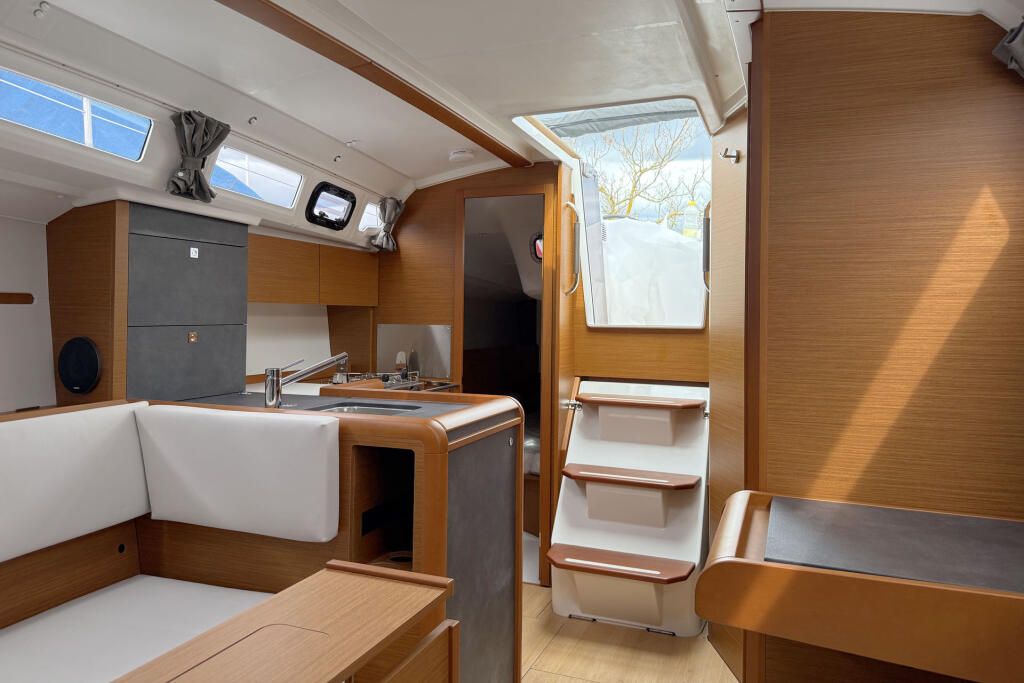 Sailing yacht 