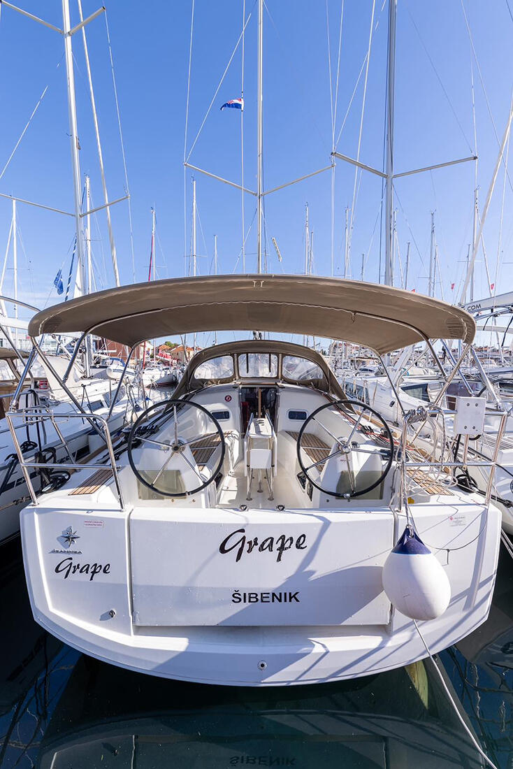 Sailing yacht 