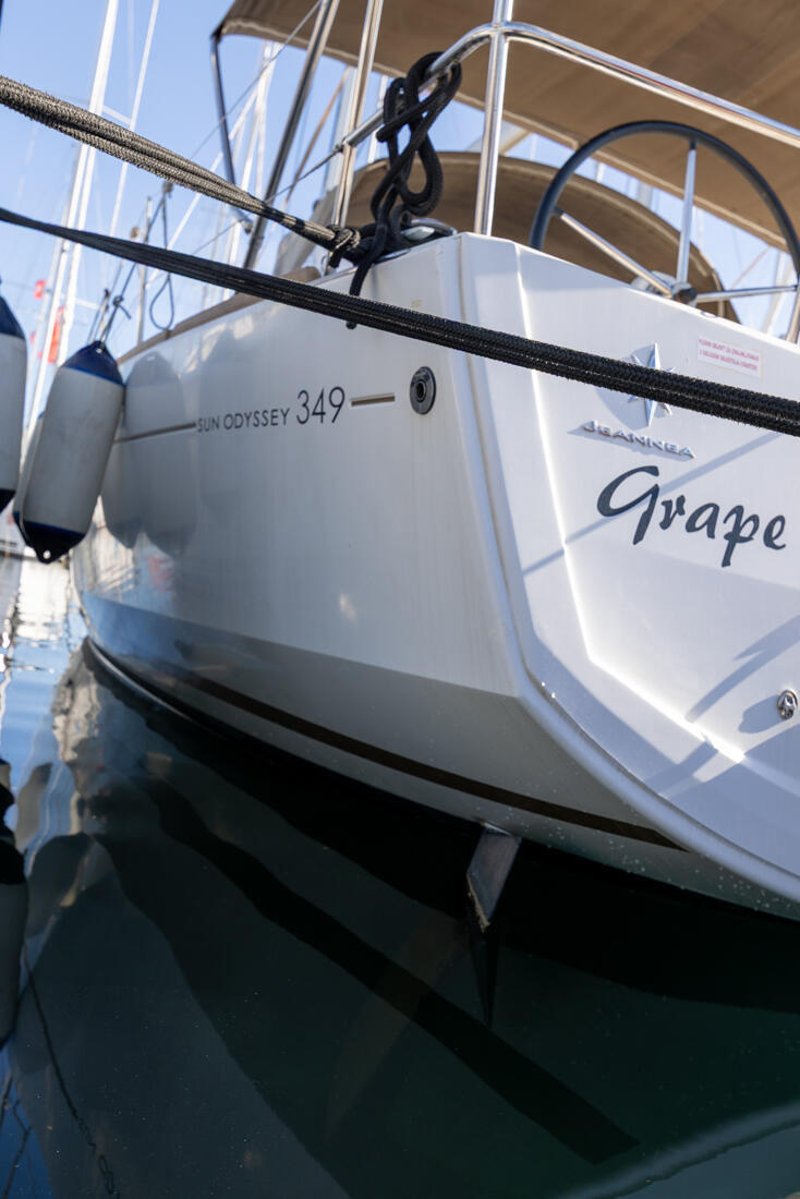 Sailing yacht 