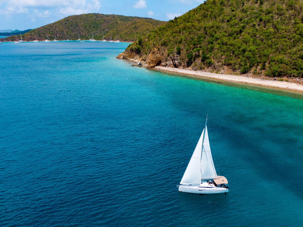 Sailing yacht 