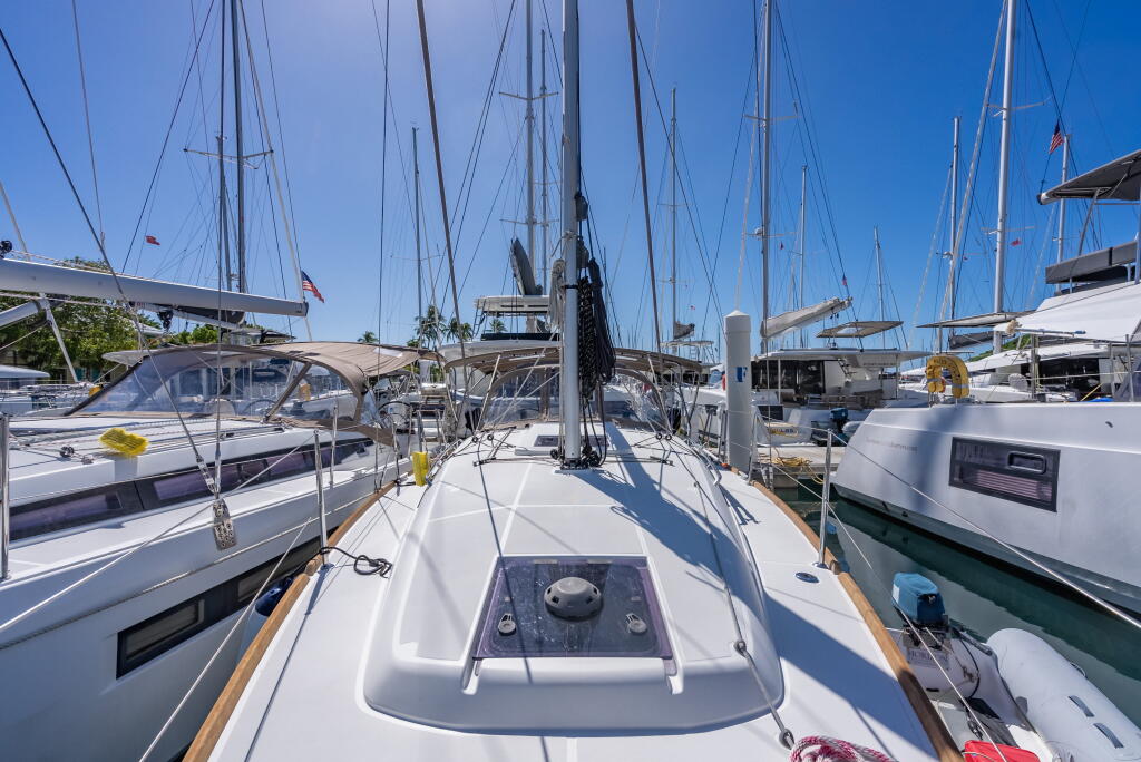 Sailing yacht 