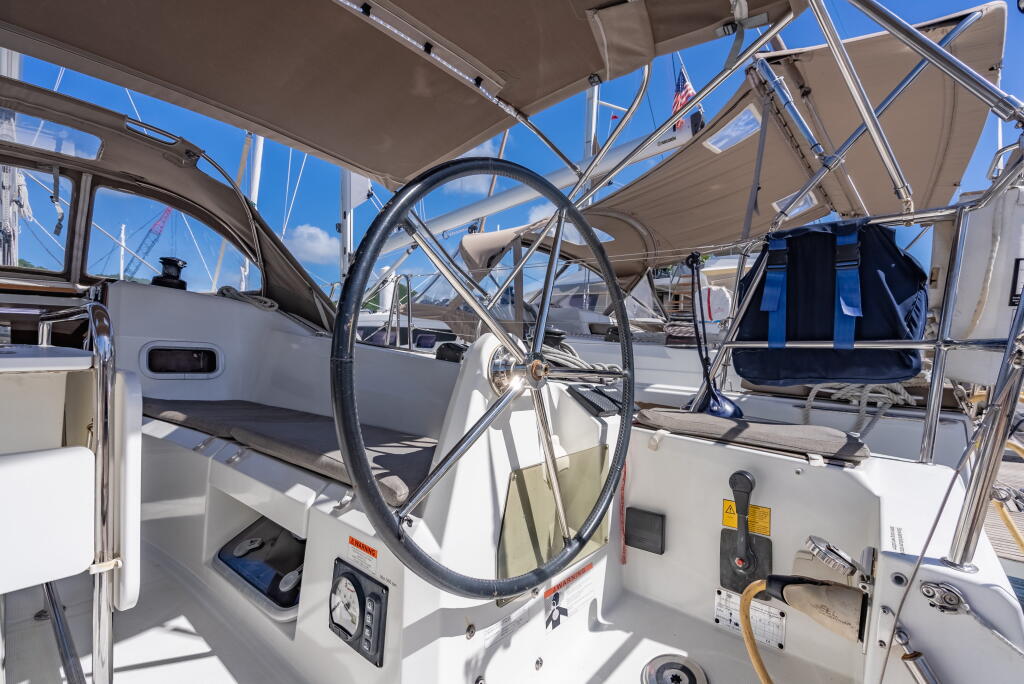 Sailing yacht 