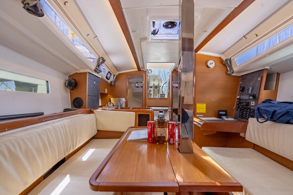Sailing yacht 