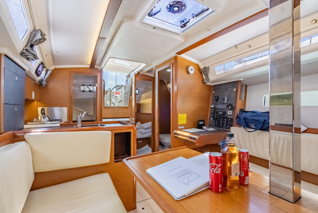 Sailing yacht 