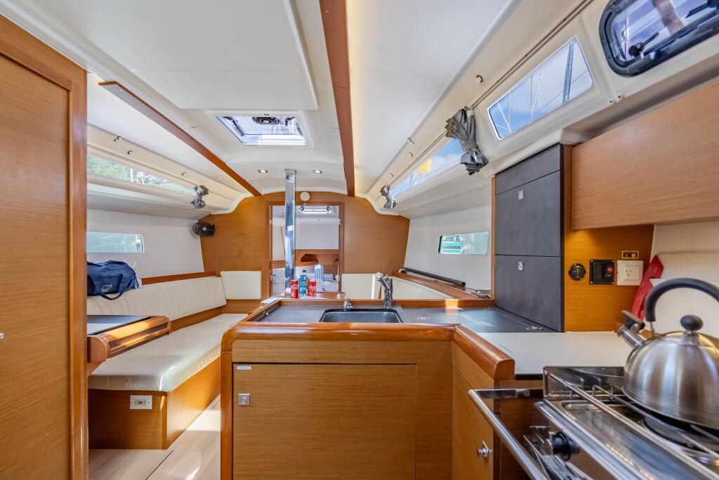 Sailing yacht 
