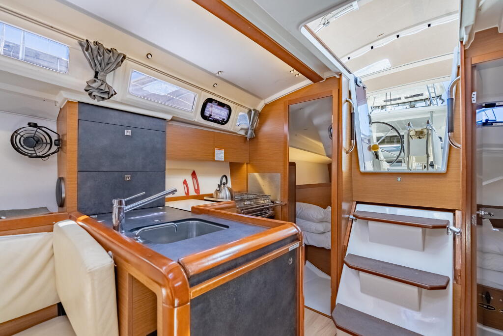 Sailing yacht 