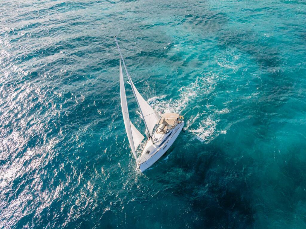 Sailing yacht 