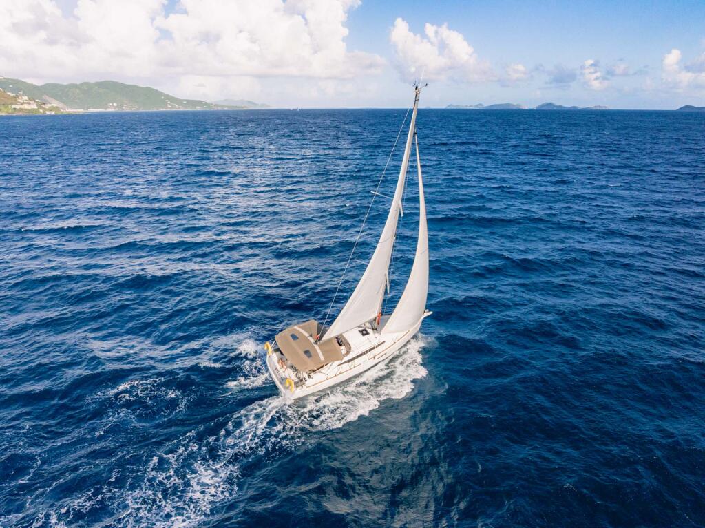 Sailing yacht 