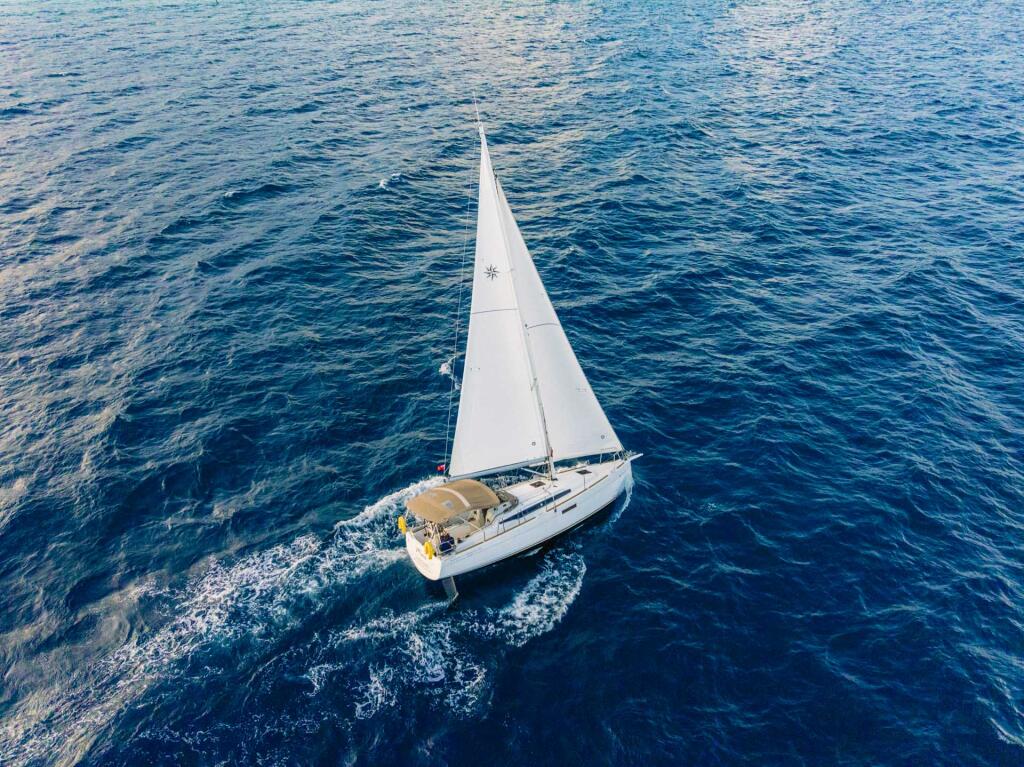 Sailing yacht 