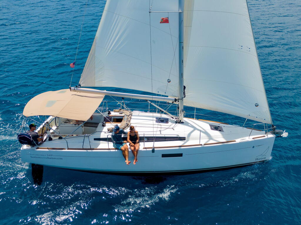 Sailing yacht 