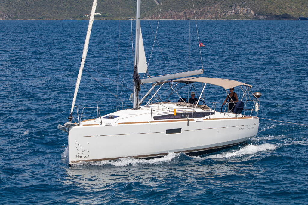 Sailing yacht 