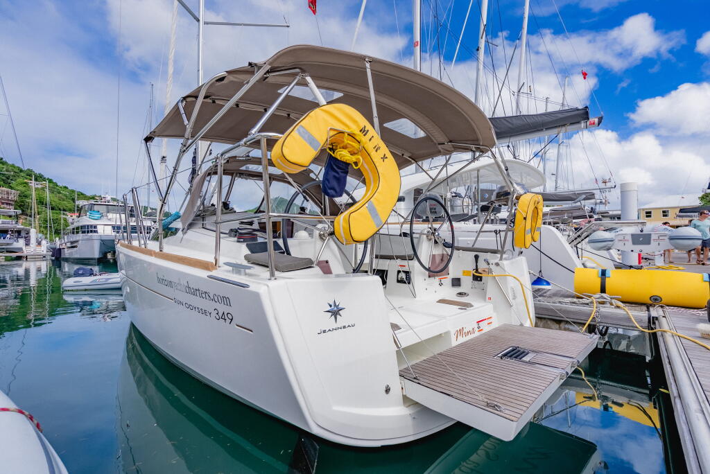 Sailing yacht 