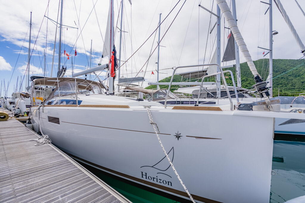 Sailing yacht 