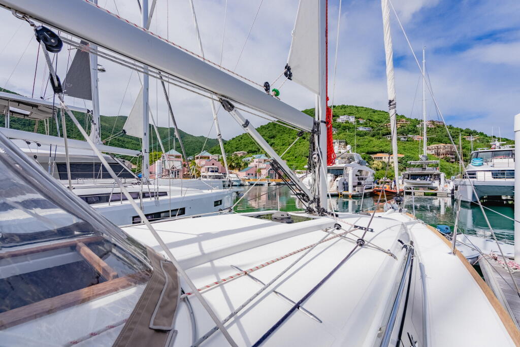 Sailing yacht 