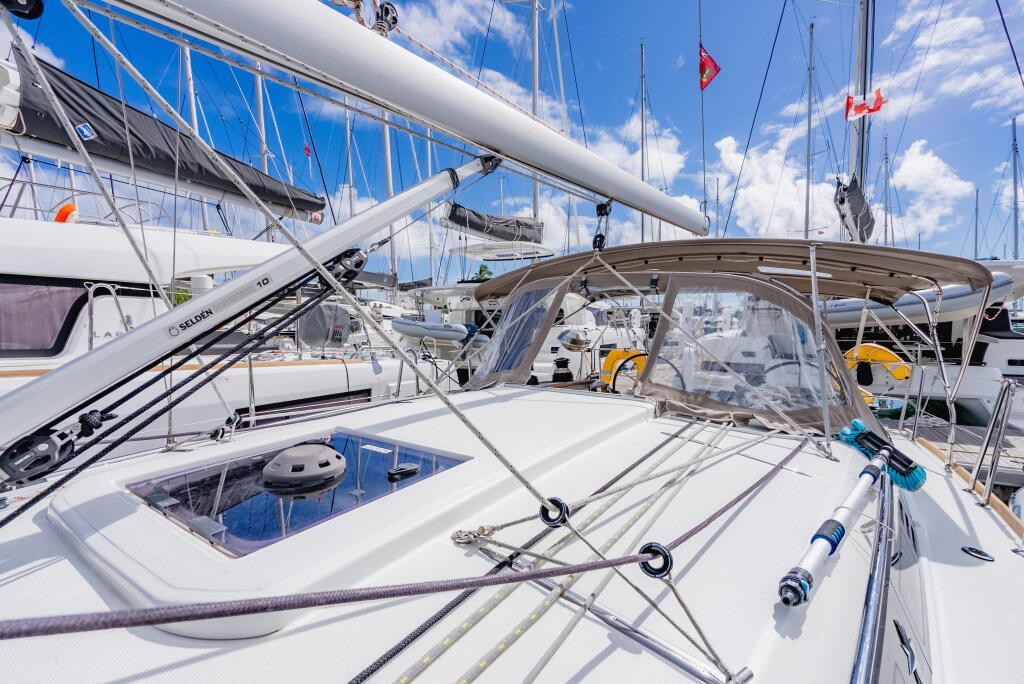 Sailing yacht 
