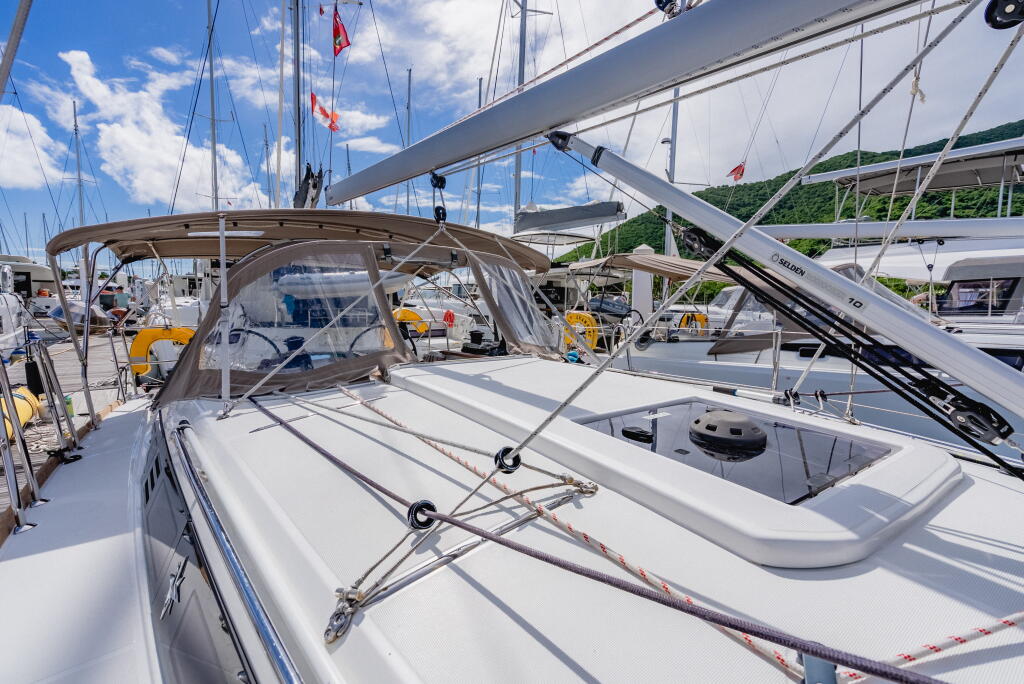 Sailing yacht 