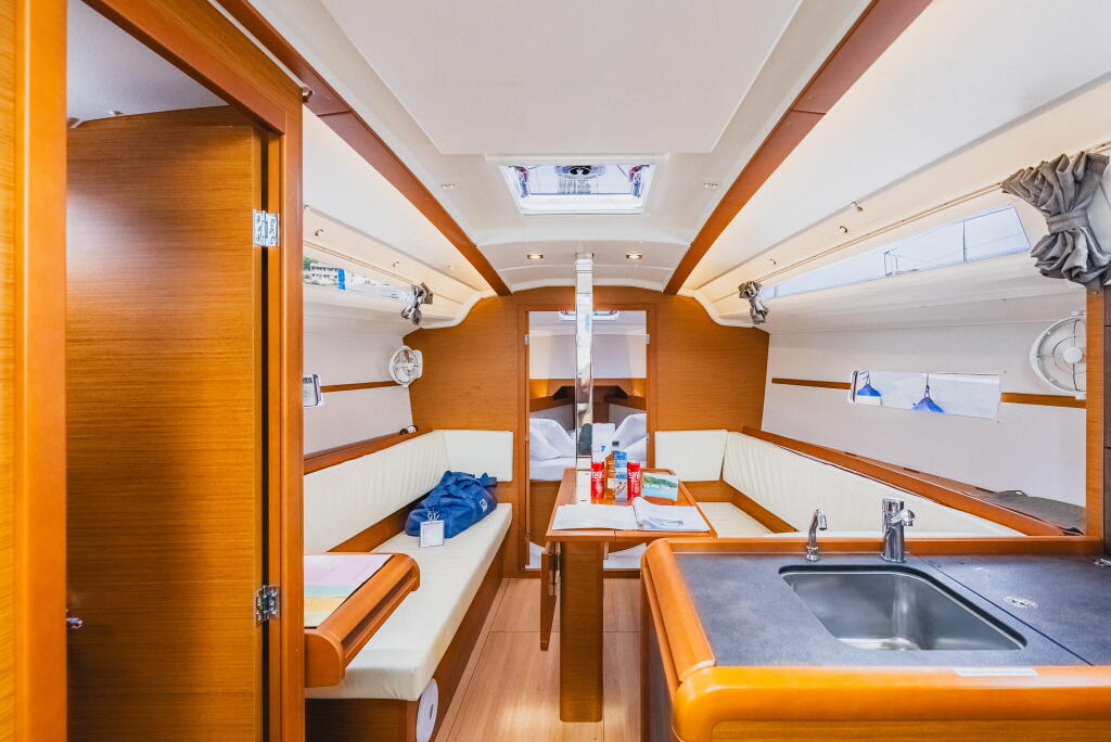 Sailing yacht 
