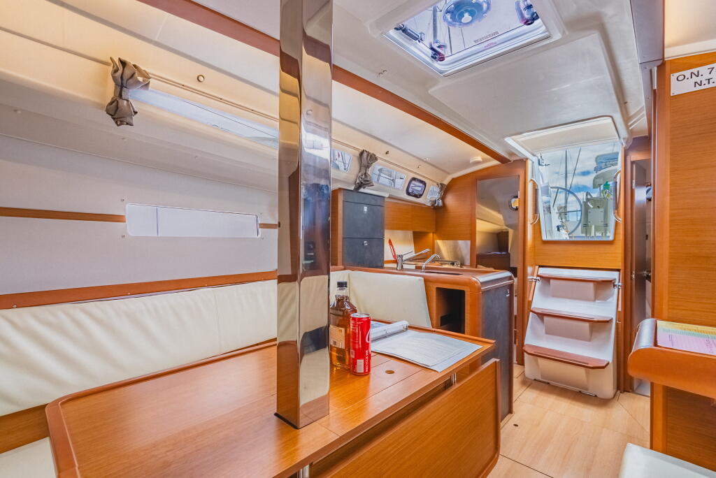 Sailing yacht 