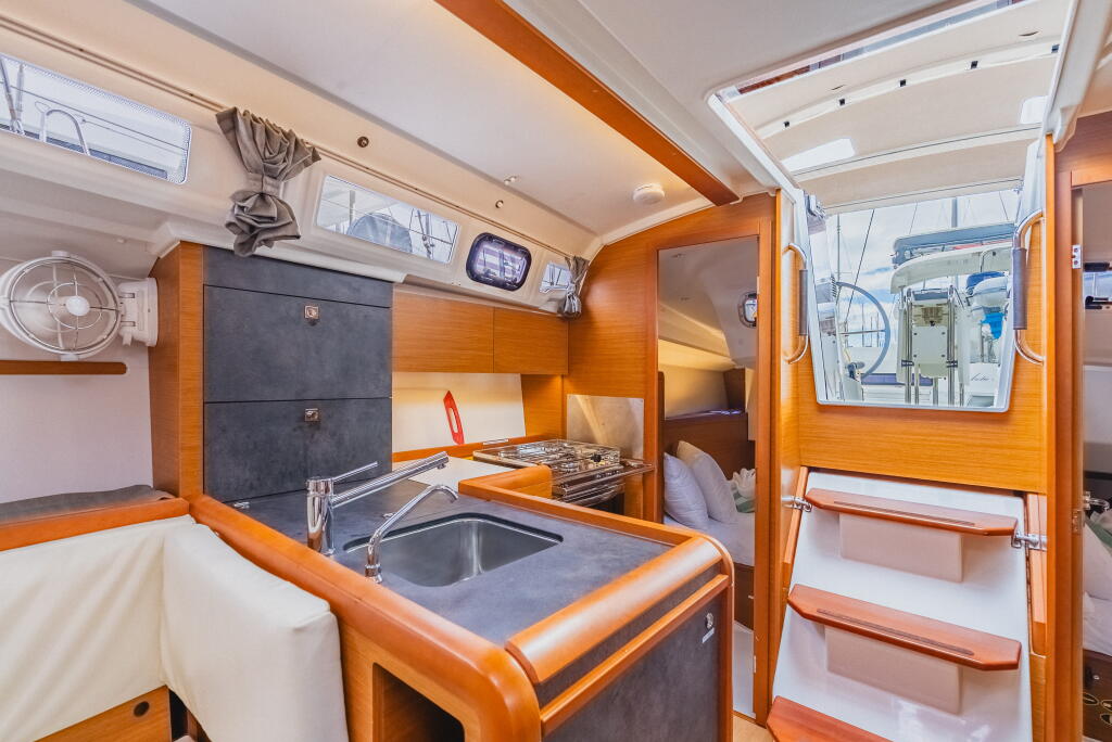 Sailing yacht 