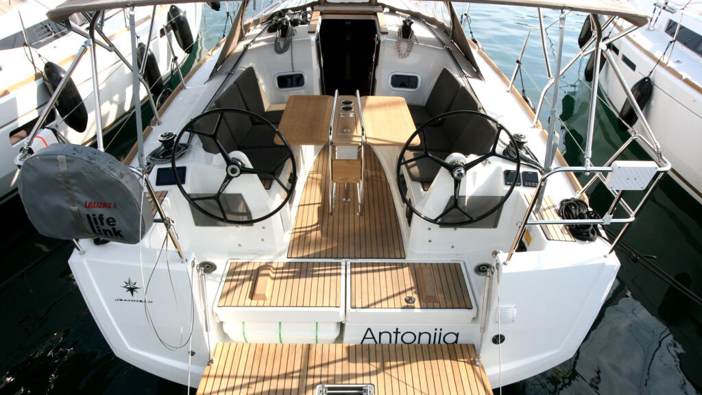 Sailing yacht 