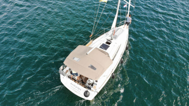 Sailing yacht 