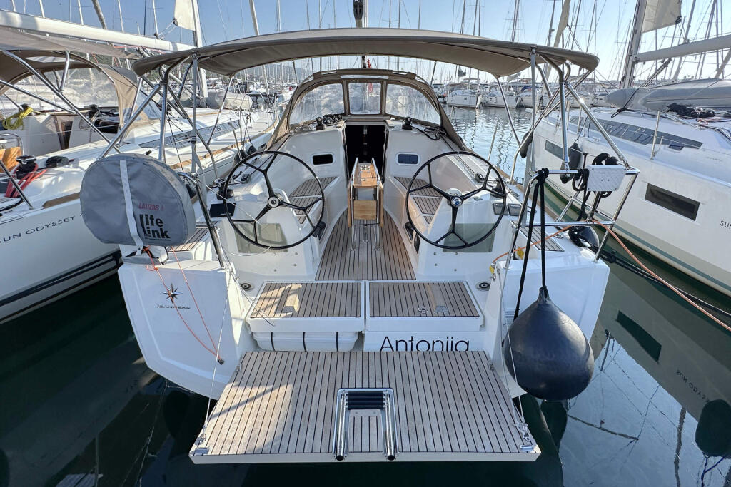 Sailing yacht 
