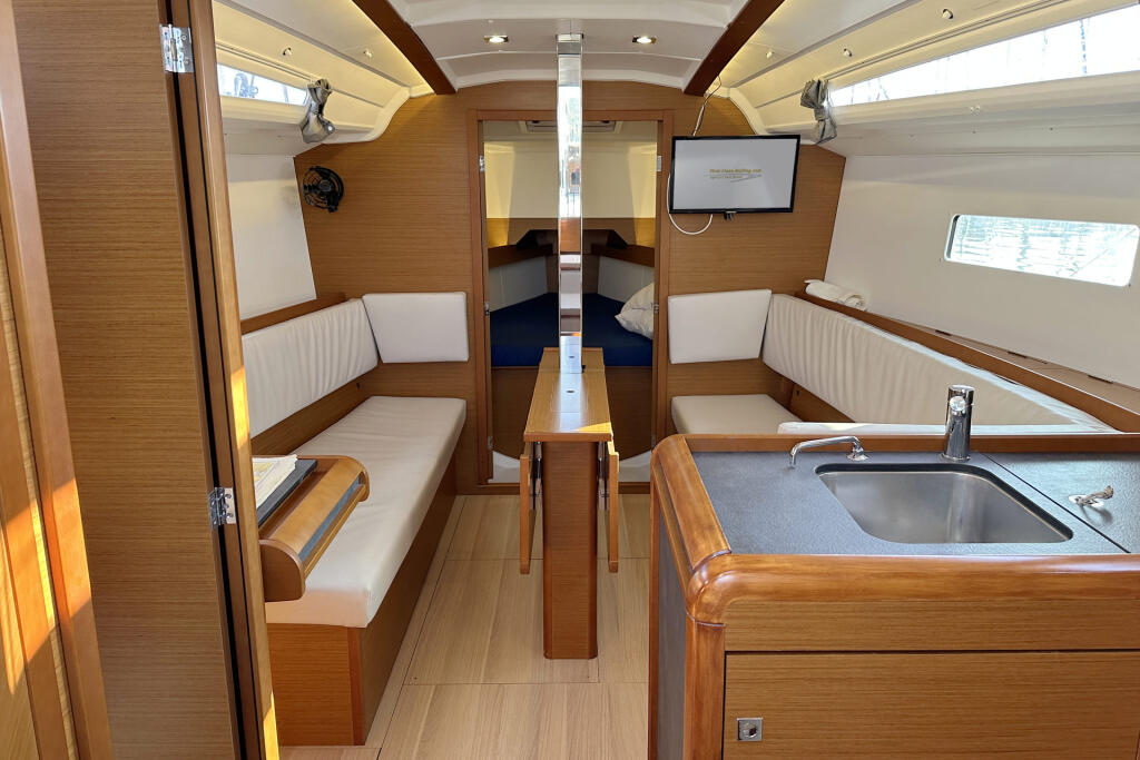 Sailing yacht 