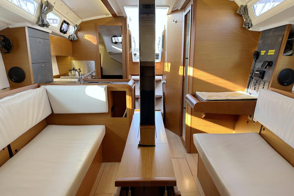 Sailing yacht 