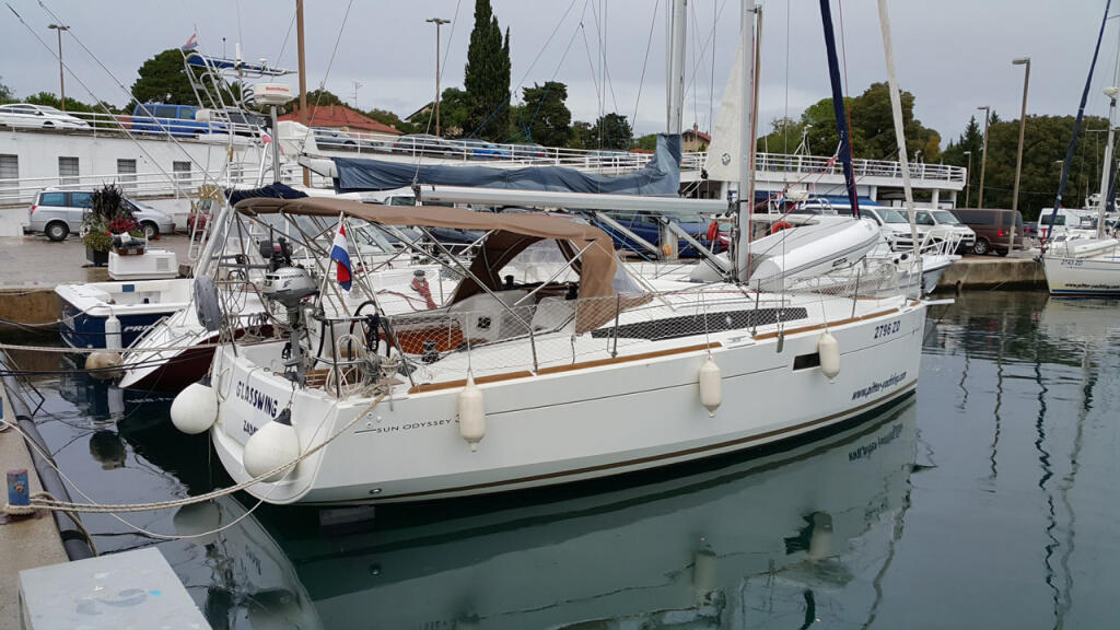 Sailing yacht 